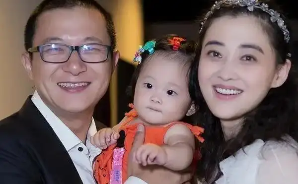 梅婷一家四口现身机场,二婚丈夫贴心陪伴,疑离京返浙过年