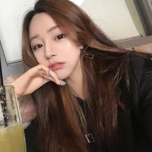 染发哪种颜色好看:浅棕色