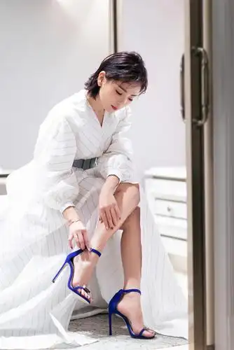 职场女强人回归!短发刘涛穿衬衫裙踩恨天高,仿佛让人看到了安迪