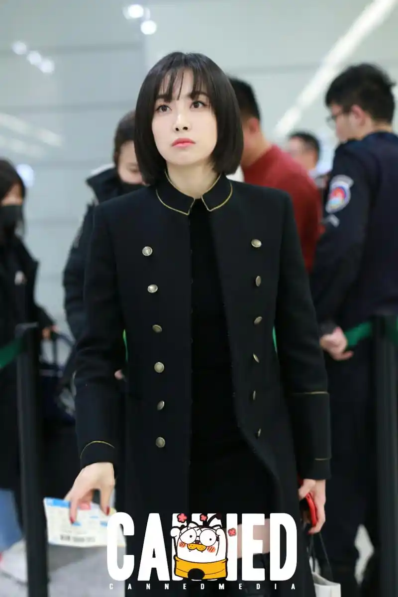 宋茜机场街拍,这简直是从漫画里走出来的呀!