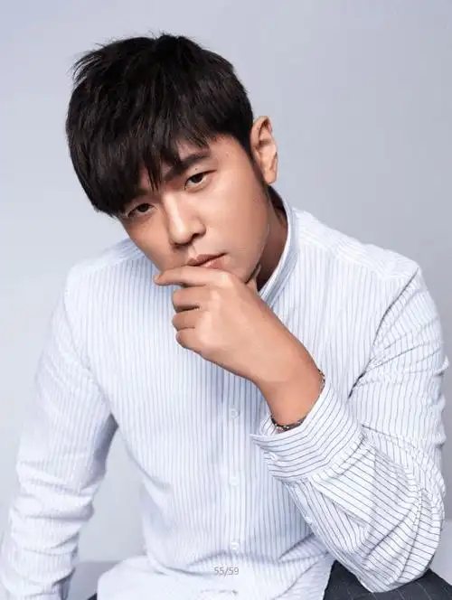 周杰伦晒重返20岁自拍照原来他20年前的品位这么牛x