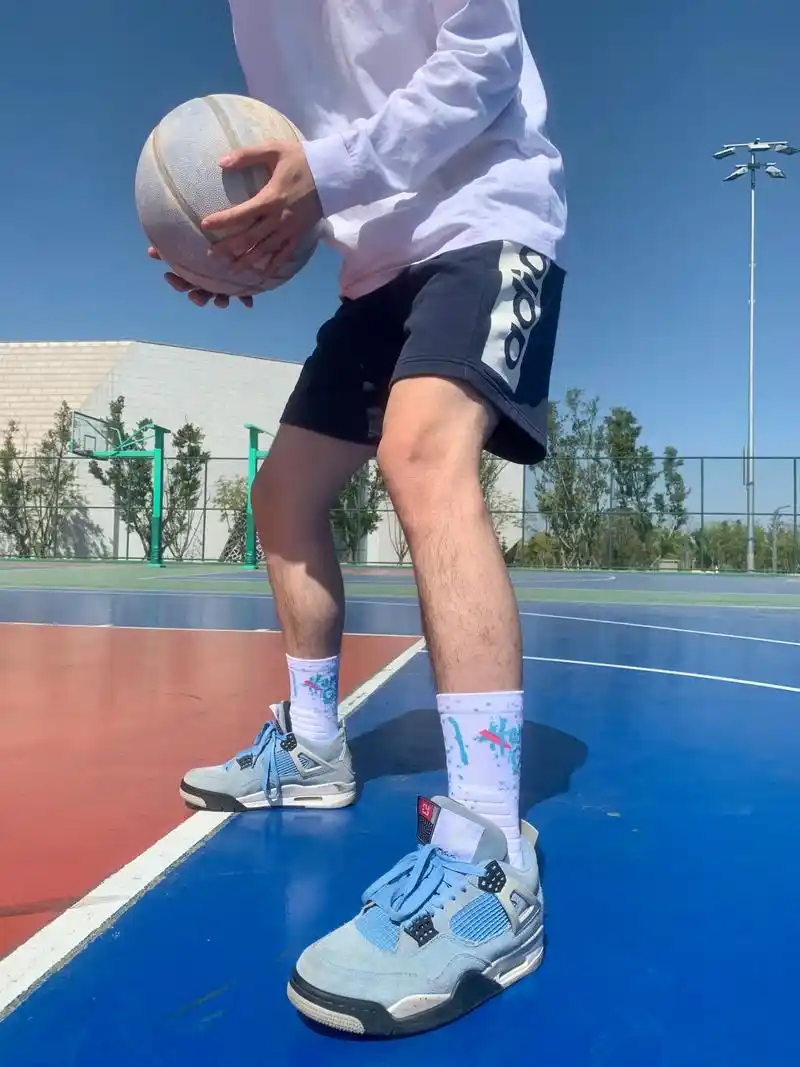 这双篮球袜,帅就完事了05.北卡蓝的泼墨设计,随性又不俗气  - 抖音