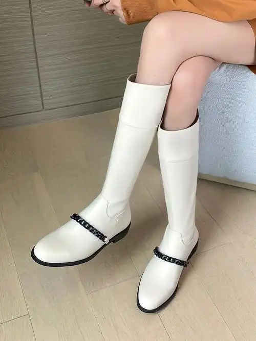 优雅气质白靴cool链条装饰真是点睛之笔