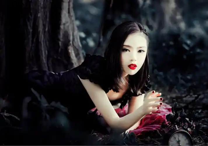 人像摄影美女演绎黑色暗系写真