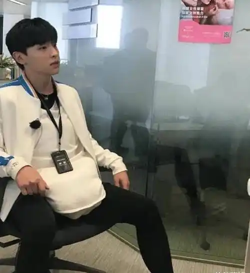 男人帮模仿孕妈,岳云鹏最搞笑,贾乃亮最违和,只有邓伦姿态最贴合_妈妈