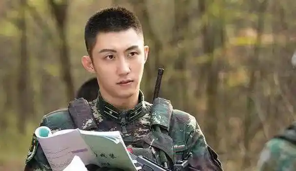 从全网黑到众人夸,迪丽热巴的绯闻男友,出道5年终于迎来逆袭_黄景瑜