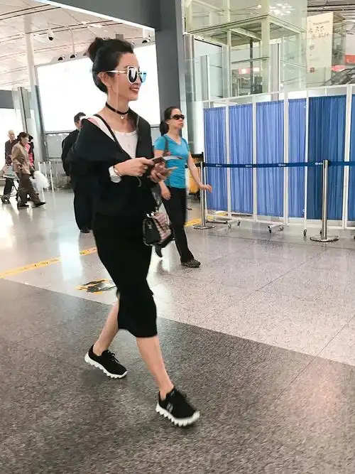 李冰冰这样多好啊素颜走机场也不在意不扮嫩中年打扮反倒舒服