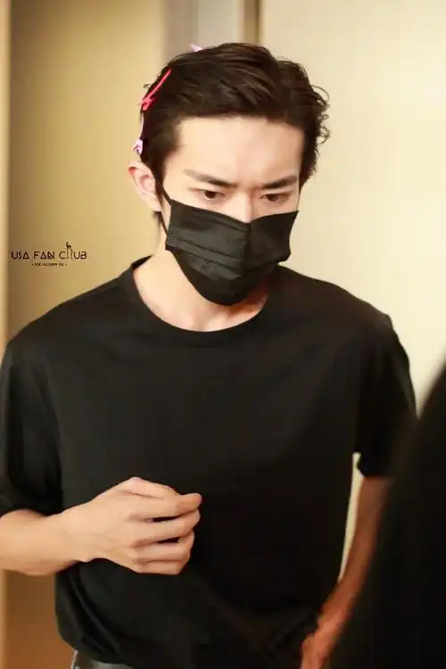 易烊千玺刺绣连体裤