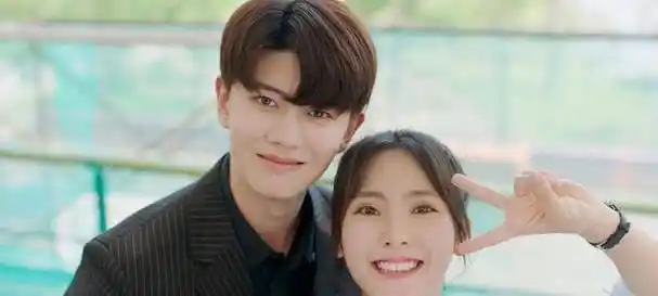 在最新剧情顾川的前女友出现了,两人陷入回忆杀,任嘉伦在病房里面的哭