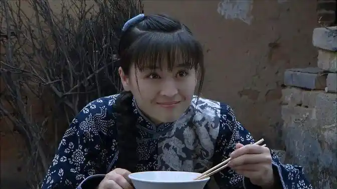 围屋里的桃花:菊花喜欢孩子,邻居怕她会伤害孩子,不让跟她玩-影视综