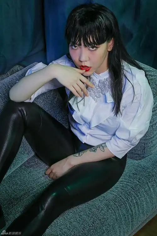 组图:吴莫愁造型百变 湿发红唇演绎性感_高清图集_新浪网