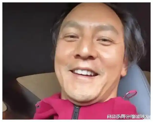 索尼片场贾玲"一脸褶子",全程跷二郎腿,与吴彦祖合影像两代人|吴京