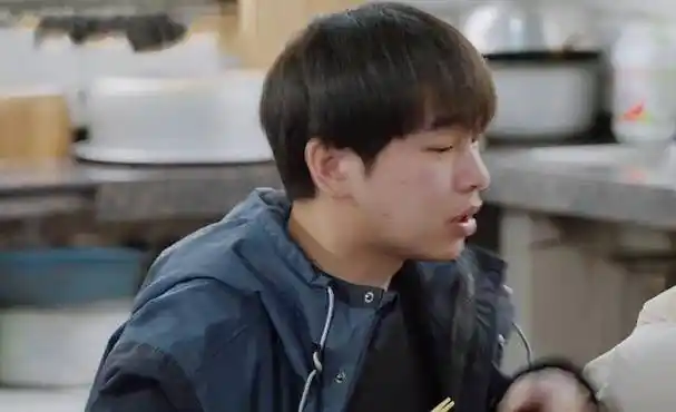 张艺兴忘记镜头在拍,突然拿出一杯饮料,看清是什么:难怪不会胖_自制力