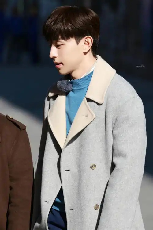 邓伦#翘着可爱小爪爪的小可爱笑的比阳光还灿烂