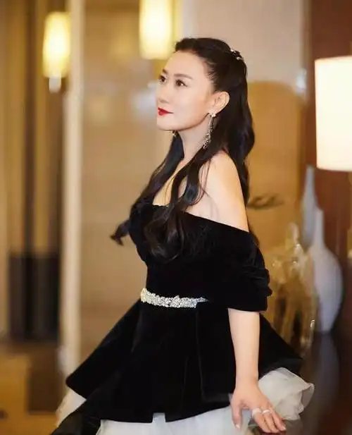 43岁谭晶久违露面!穿蛋糕露肩裙身材比歌声还惊艳,新发型超减龄