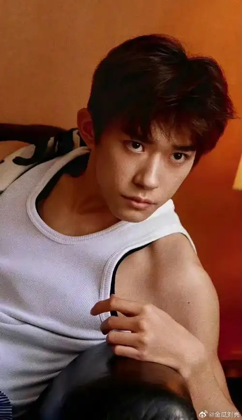易烊千玺手臂肌肉线条##易烊千玺单手悬挂力量感