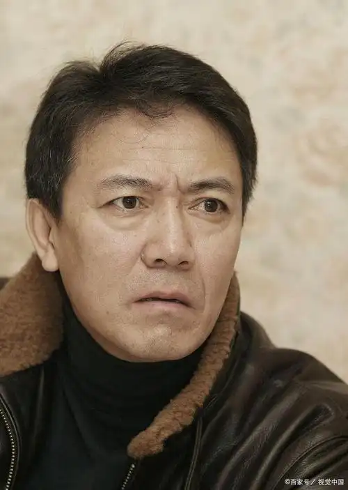 近来谍战题材剧《邮差》正在热播,老戏骨李幼斌塑造的特务头子谢乃恩