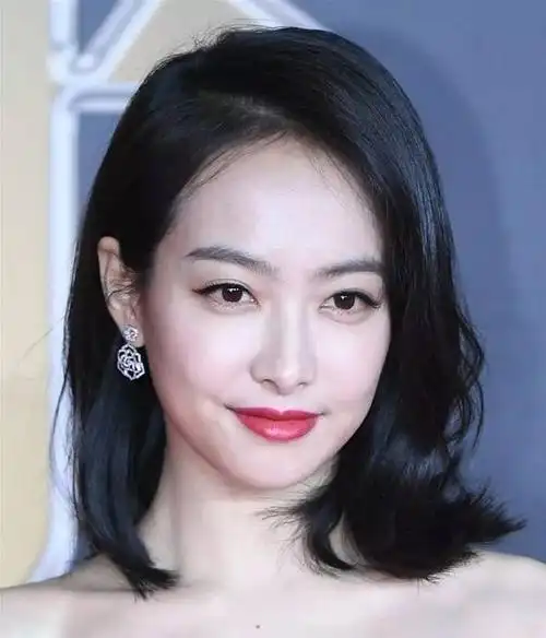 带有文艺气息的一款短卷发,波浪小卷烫发给人一种洋气感,蓬松头型又显