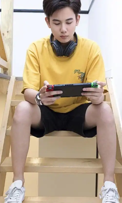 胡先煦青春帅气居家写真图片