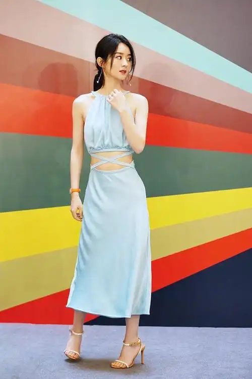 赵丽颖最新机场秀运动装穿一半不忘拿外套包手臂当妈后怕冷