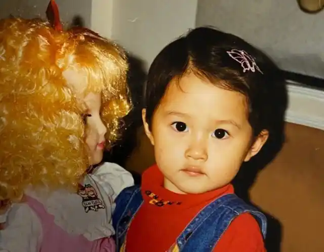 23岁关晓彤童年照遭曝光小脸白净圆润五官比洋娃娃还精致