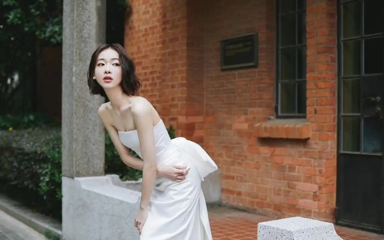 窈窕淑女,妩媚妖娆的#吴谨言# 一袭白色抹胸礼裙,雪肤玉貌,五官精致
