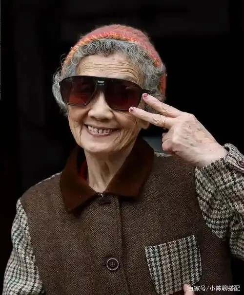 越来越多的时尚奶奶们进入了我们的视线中,有的奶奶打破了常规,不再