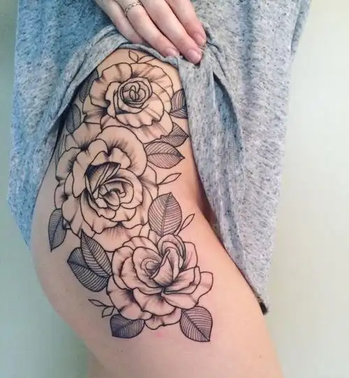 性感女人右侧臀部上精致的玫瑰花纹身图案