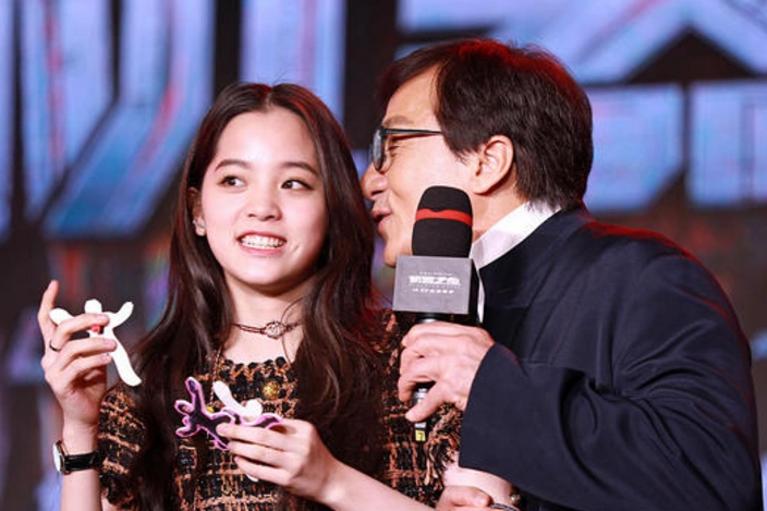 成龙亲昵抚摸欧阳娜娜的头.