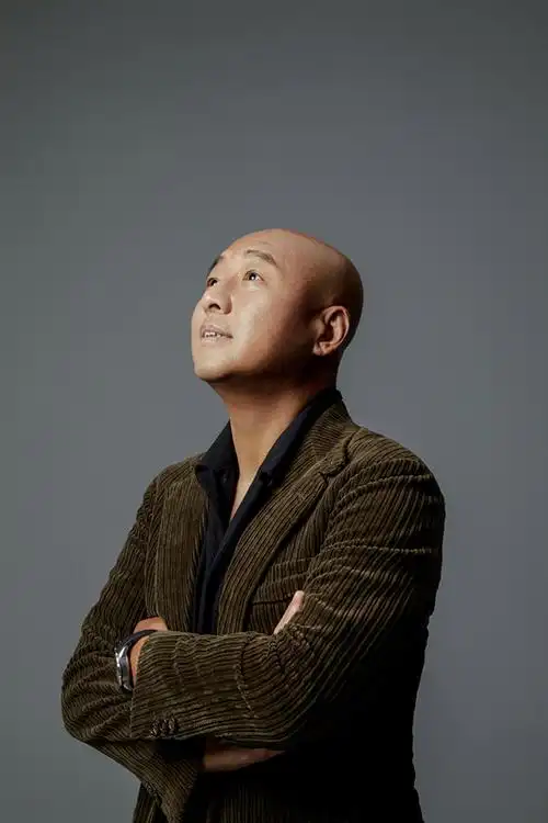 周晓鸥曝全新写真 绅士造型尽显深沉魅力