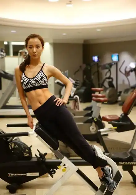 王珞丹晒腹肌照秀好身材马甲线可见清晰图