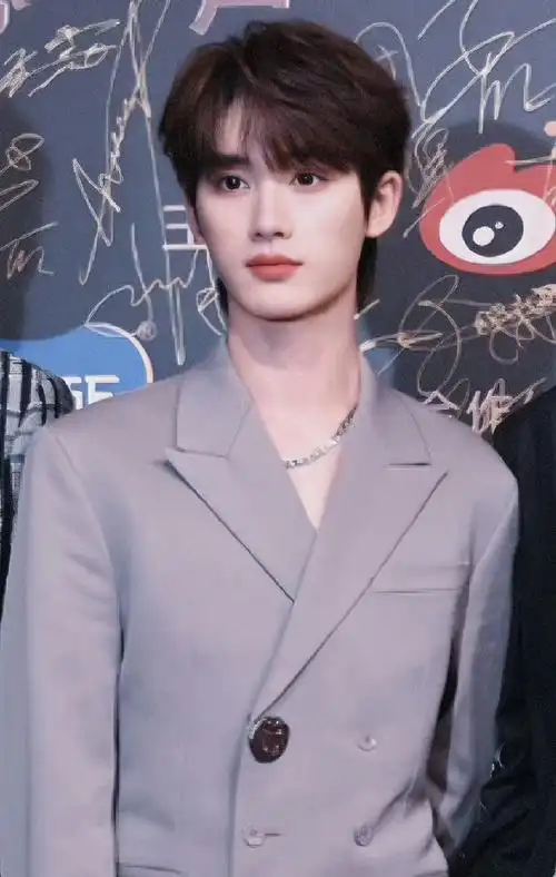 微博音乐盛典直播##丁程鑫灰色西装##微博音乐盛典