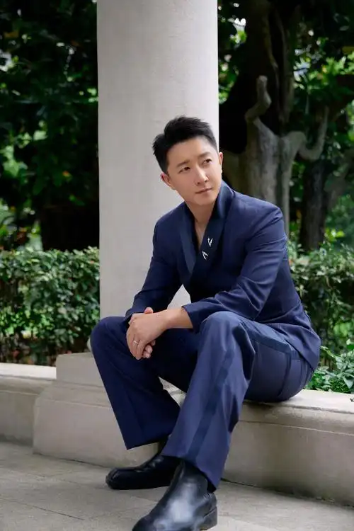 韩庚上影节造型释出,剪裁精致的藏蓝色斜襟西服勾勒绅士型格_高清图集