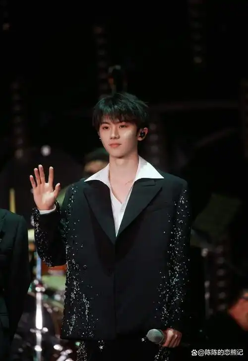 2015年个人首部主演了《快乐星球第五部》饰演男一号带小帅,从而进入