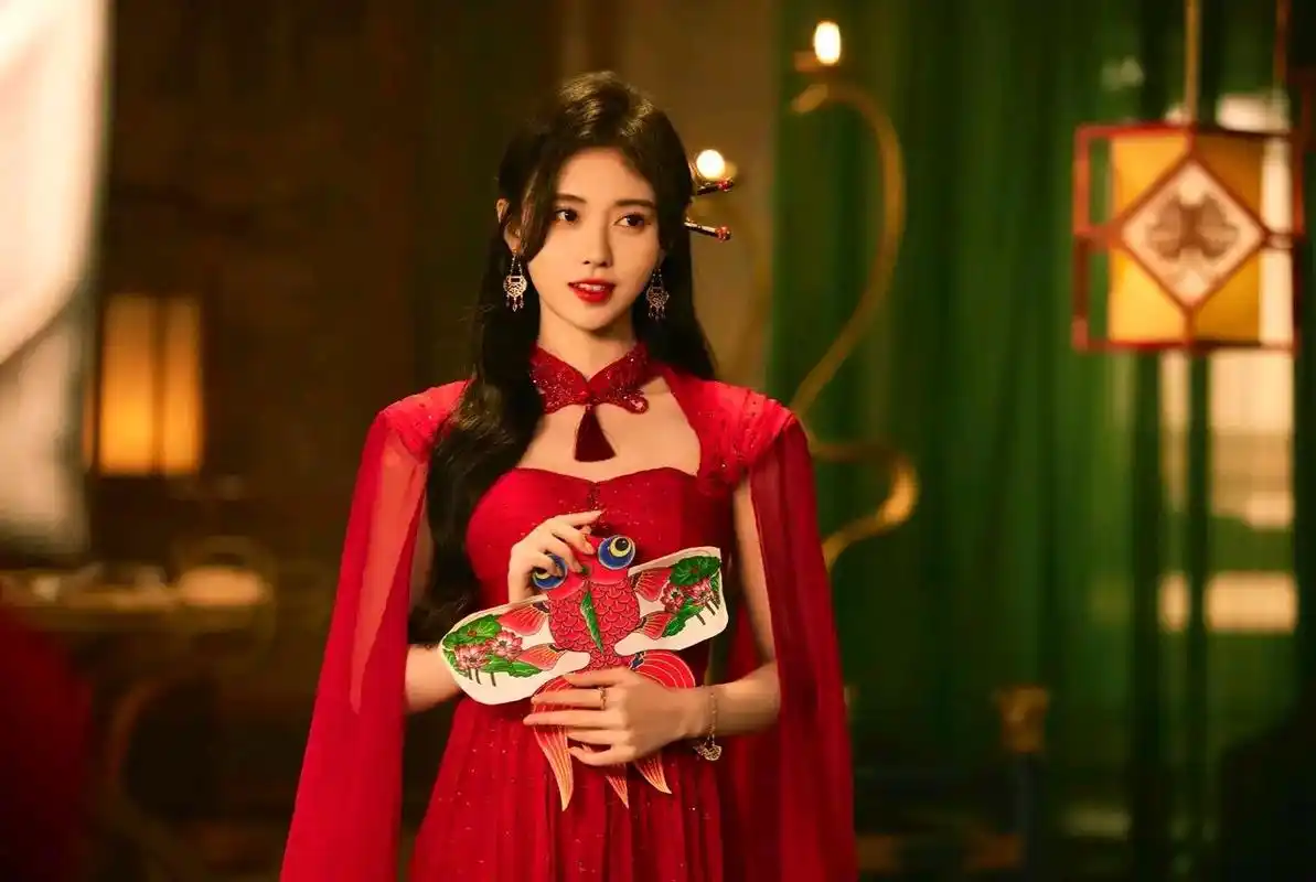 鞠婧祎最新造型!红色公主披风,美丽端庄氛围感满满