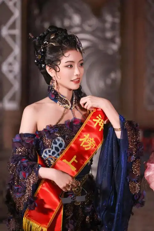 许佳琪超话02@许佳琪kiki    #许佳琪 蛇蝎美人上线#  #许佳琪萌探4