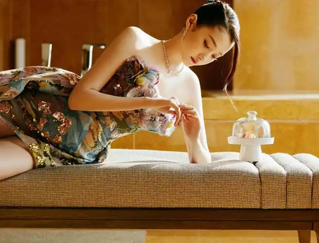 第33届电视剧飞天奖在北京举行 关晓彤红毯造型曝光 一袭花朵仙女裙