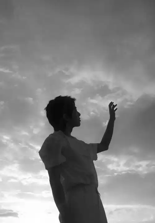 华晨宇海边氛围感生日大片!穿白衬衫手举相机少年感十足-柒捌娱乐资讯