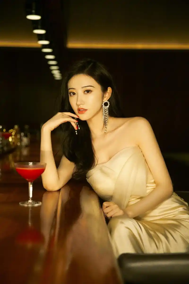 2020-10-09 06:56 近日,景甜分享了一组身着香槟色长裙的写真,身材