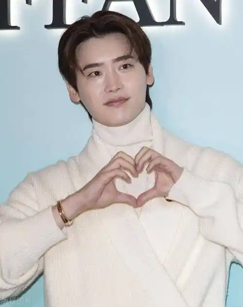 李钟硕这颜值,这才是全球最帅面孔!