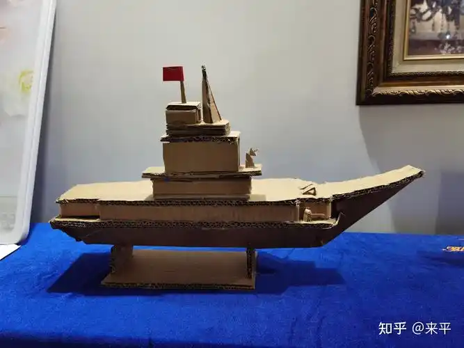 先用纸箱按尺寸裁好,再用热熔胶拼接起来,最后上色