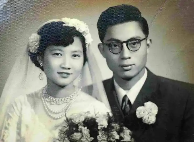 结婚照遗失公交上老人3天后找回50年的记忆