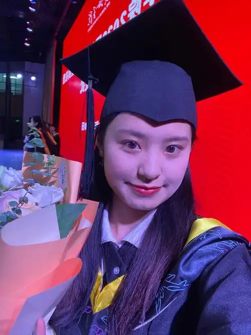 我觉得学士帽这么戴也好看的