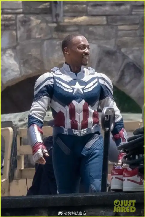 【漫威《美国队长4》片场补拍照出炉:新任黑人美队穿战服亮相】日前