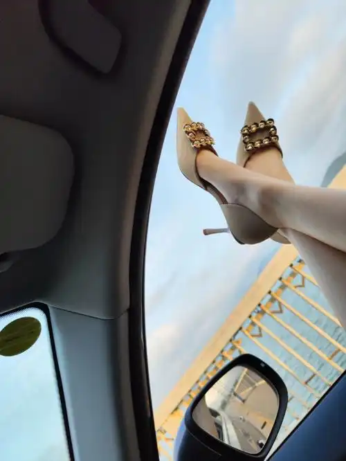 严禁穿高跟鞋驾车除非你在副驾驶