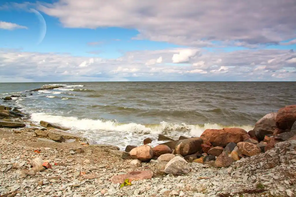 秋天在海边,波罗的海芬兰湾在秋天