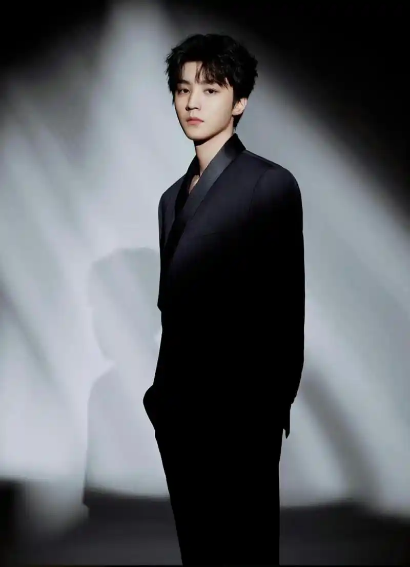 明星娱乐热点# #王俊凯# 王俊凯黑西装光影大片,有没有被他帅到