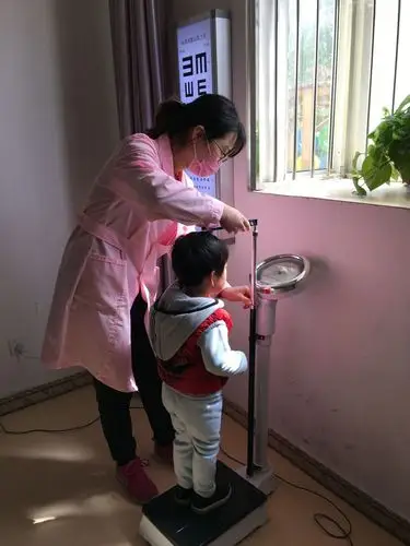 经济开发区第一幼儿园:身高,体重测量活动――春天宝贝们和小草一起长