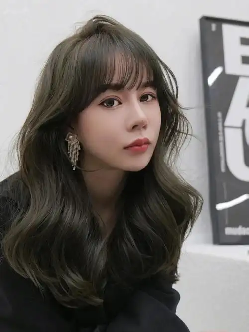 蓬松自然的造型烫 头顶蓬松饱满 突出五官显脸小 下边是s卷c卷混搭