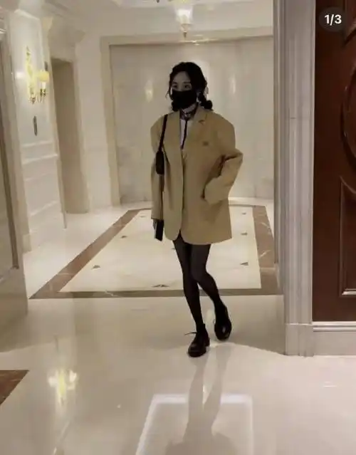 原创36岁杨幂瘦过头了吧穿黑丝逛街一双腿像竹竿豺了吧唧的风能吹倒